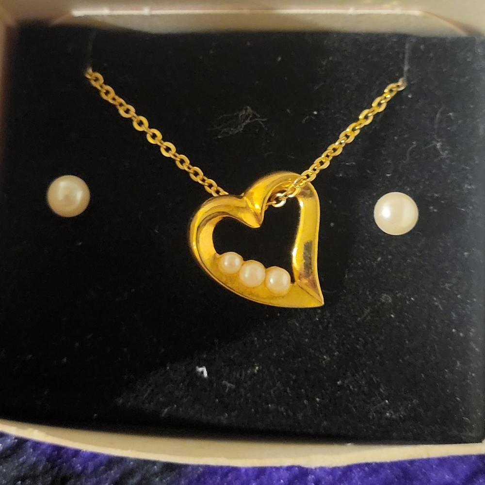 Vintage 1990 Avon "Dangling Heart" Necklace & Earring Gift Set - NIB